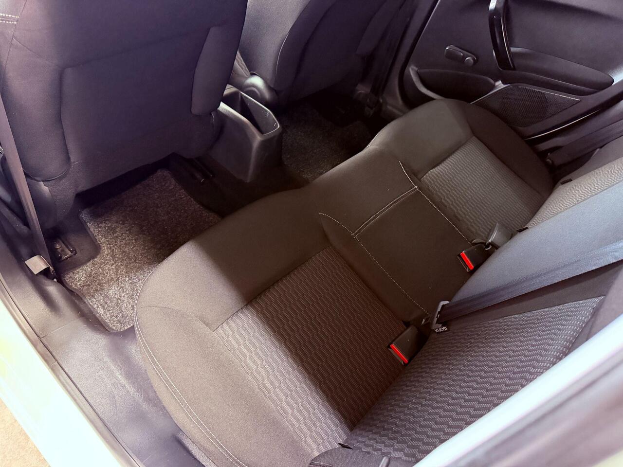 Peugeot 208 — photo 10