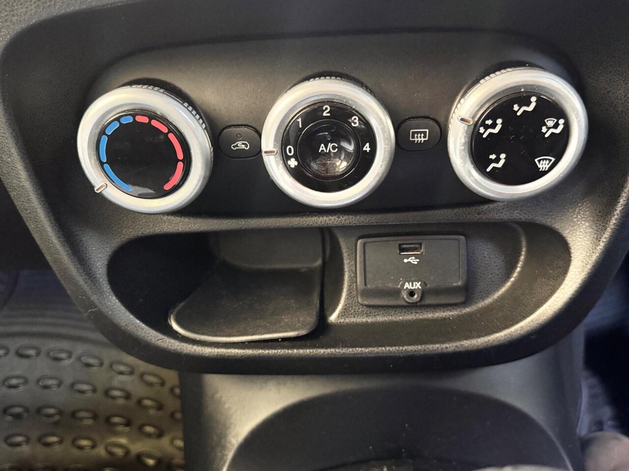 Fiat 500L — photo 25