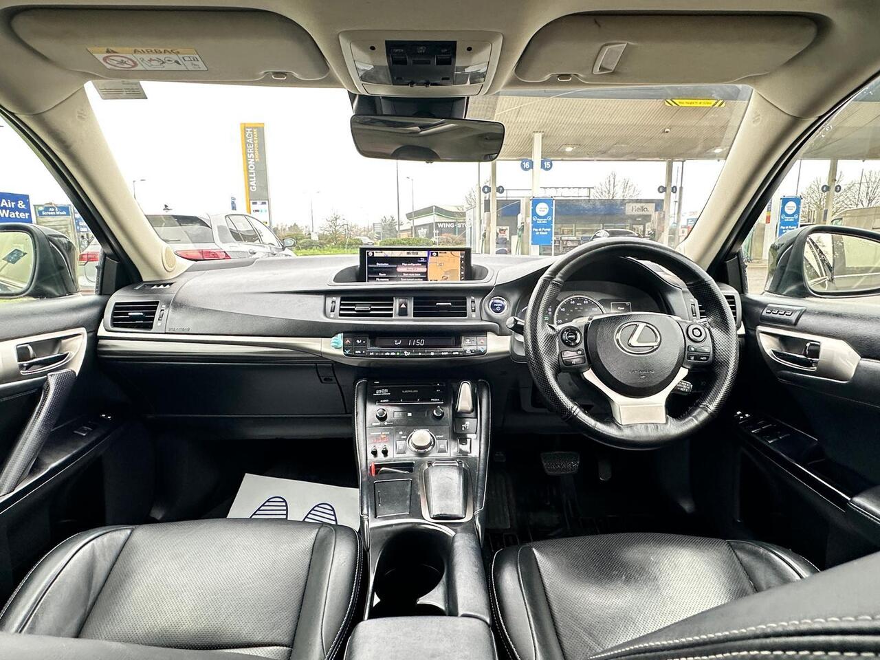 Lexus CT — photo 19