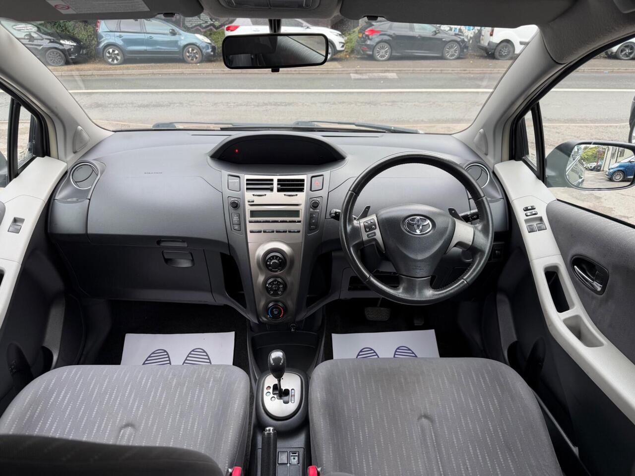 Toyota Yaris — photo 8