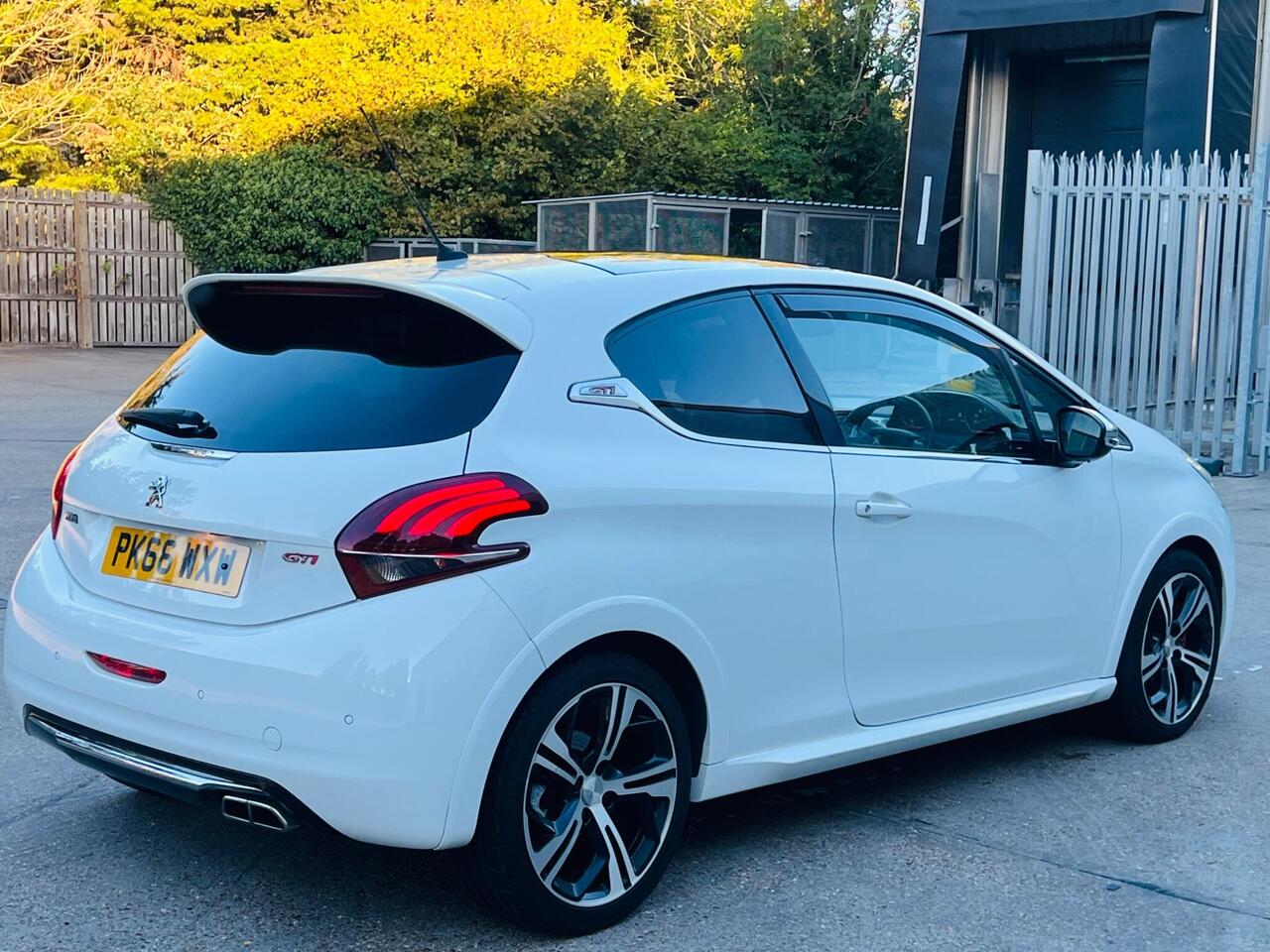 Peugeot 208 — photo 21
