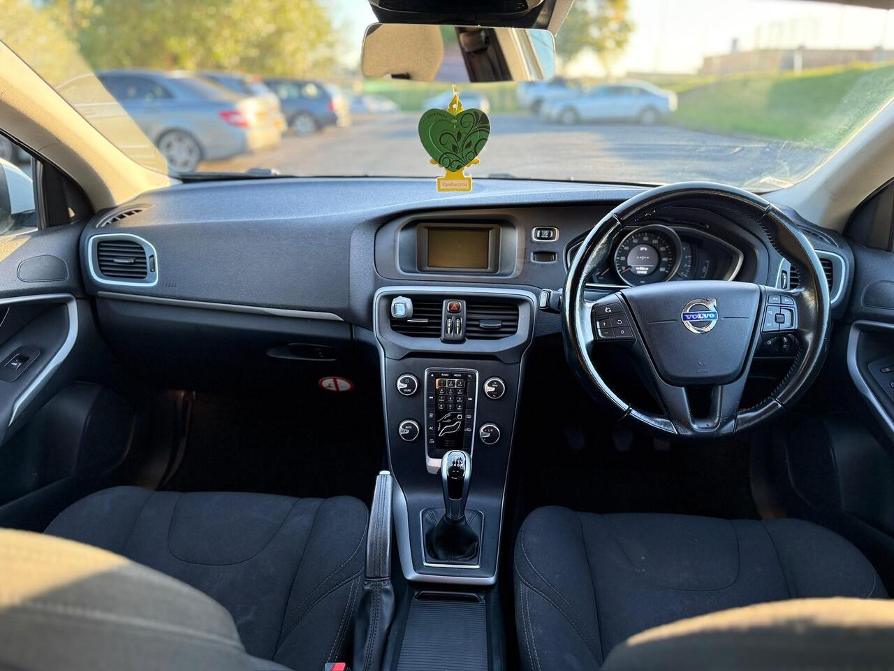 Volvo V40 — photo 14