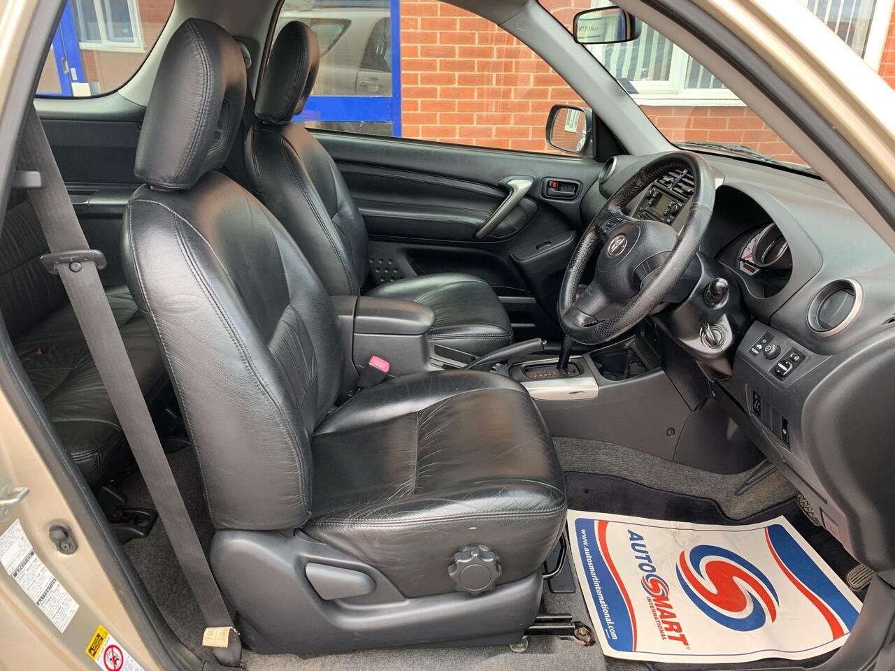 Toyota RAV4 — photo 13