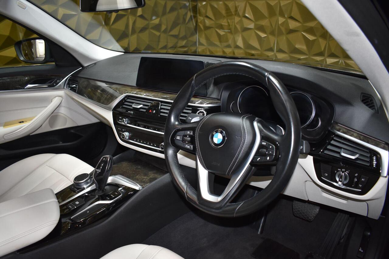 BMW 5 Series — photo 9