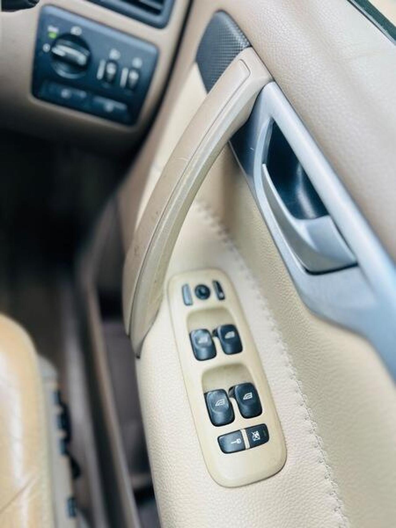 Volvo XC70 — photo 19