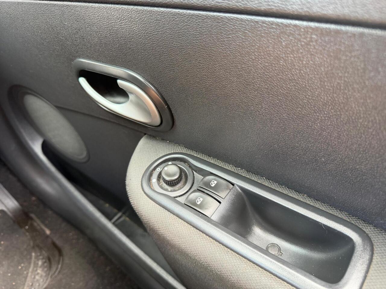 Renault Clio — photo 23