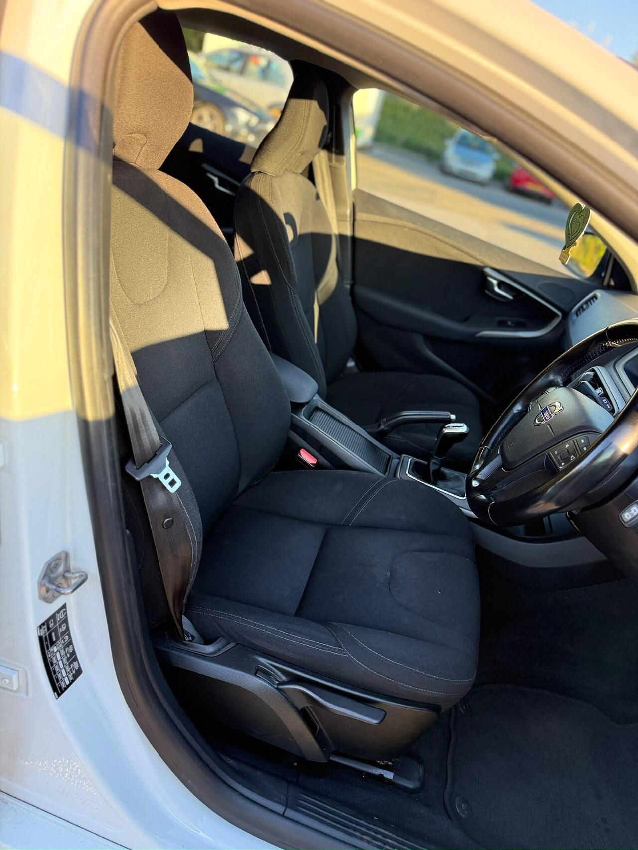 Volvo V40 — photo 16