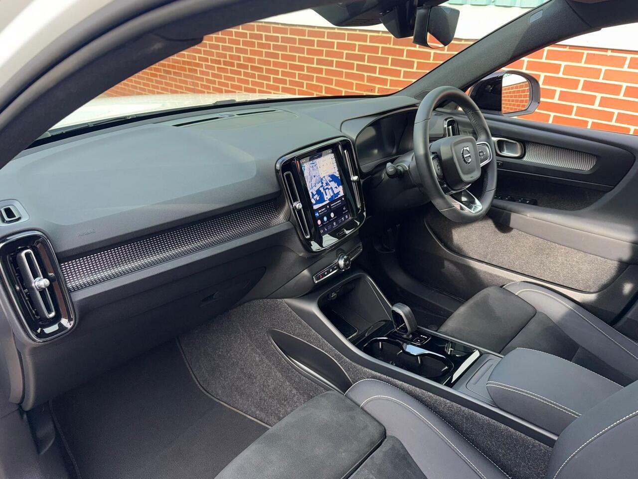 Volvo EX40 — photo 35