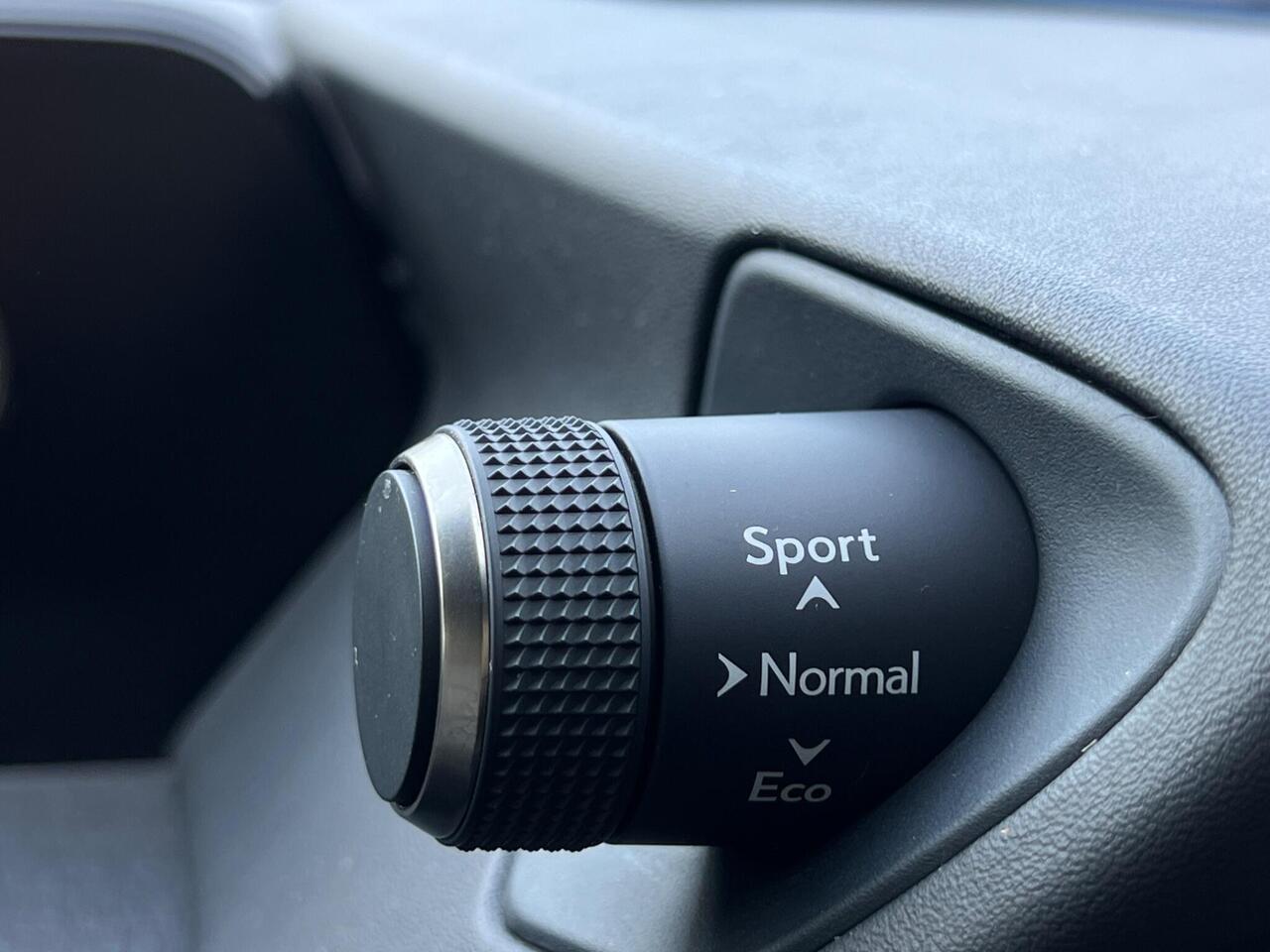 Lexus UX — photo 38