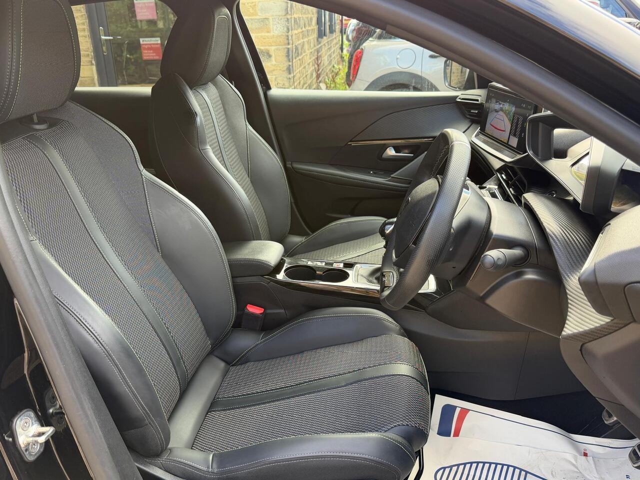 Peugeot 208 — photo 27