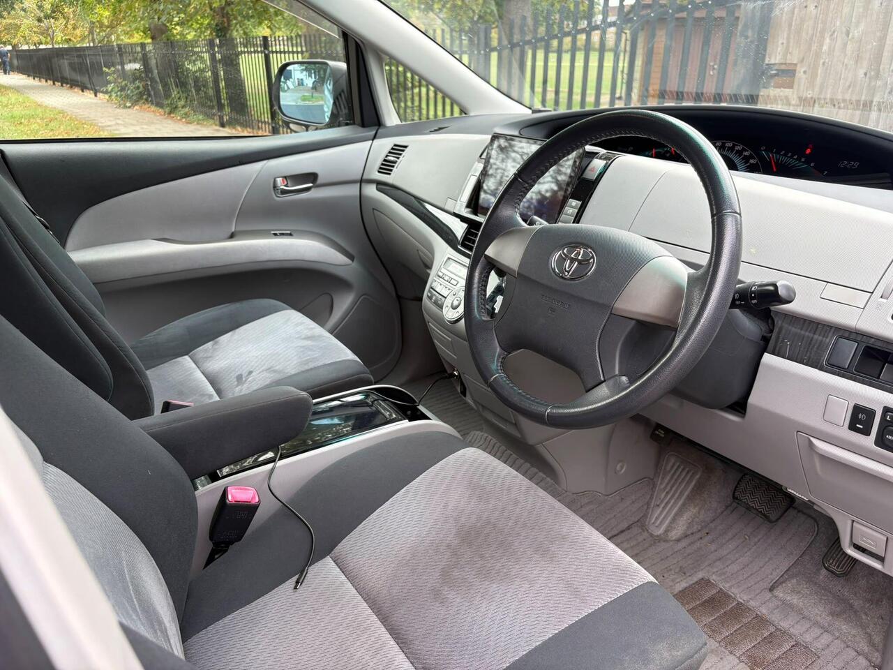 Toyota Estima — photo 41
