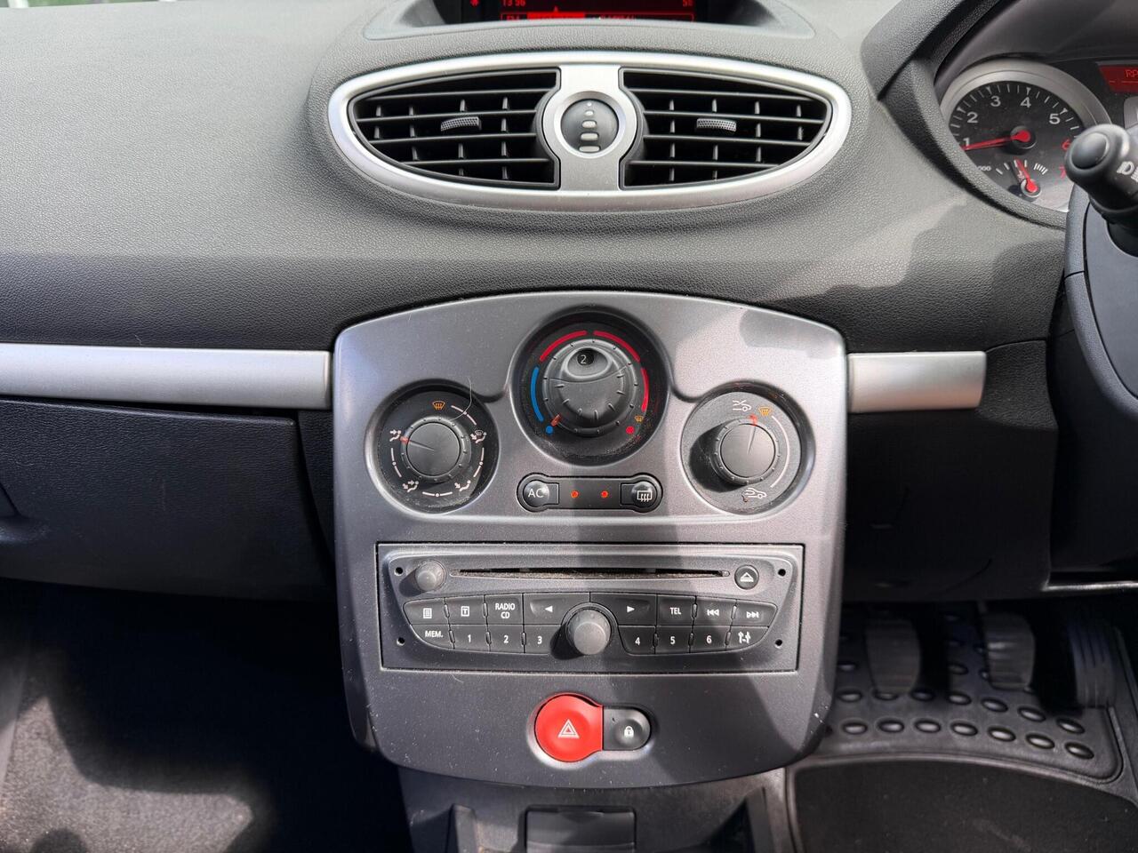 Renault Clio — photo 17
