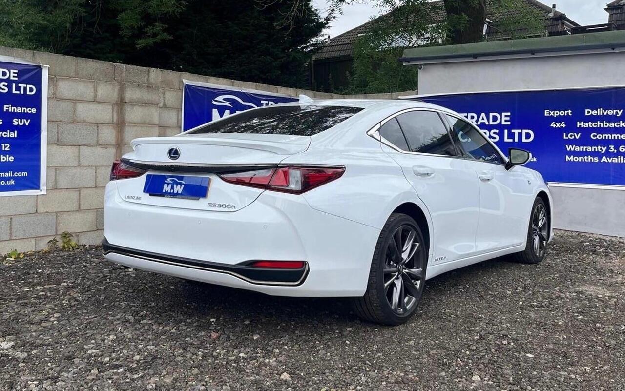 Lexus ES — photo 21