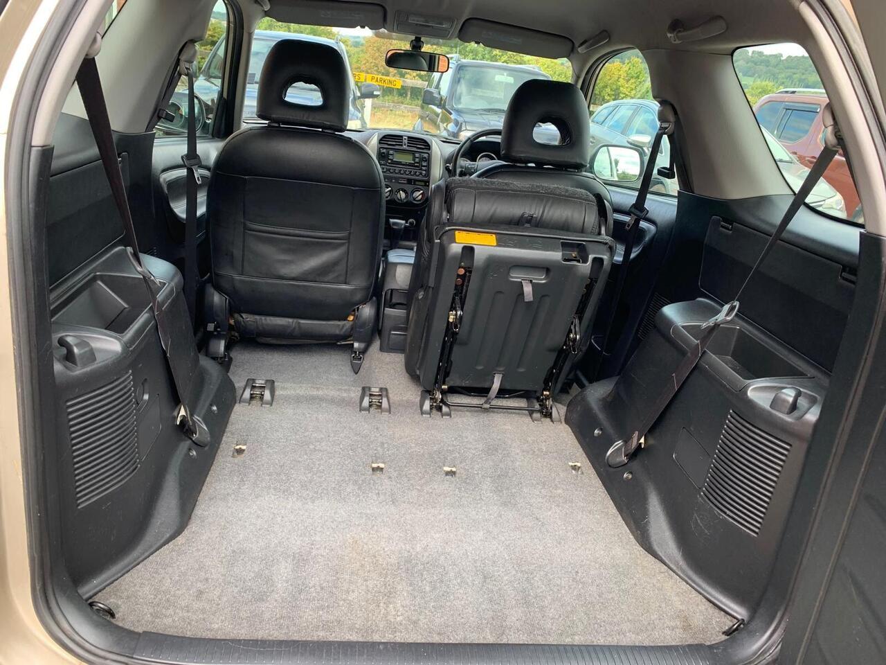 Toyota RAV4 — photo 20