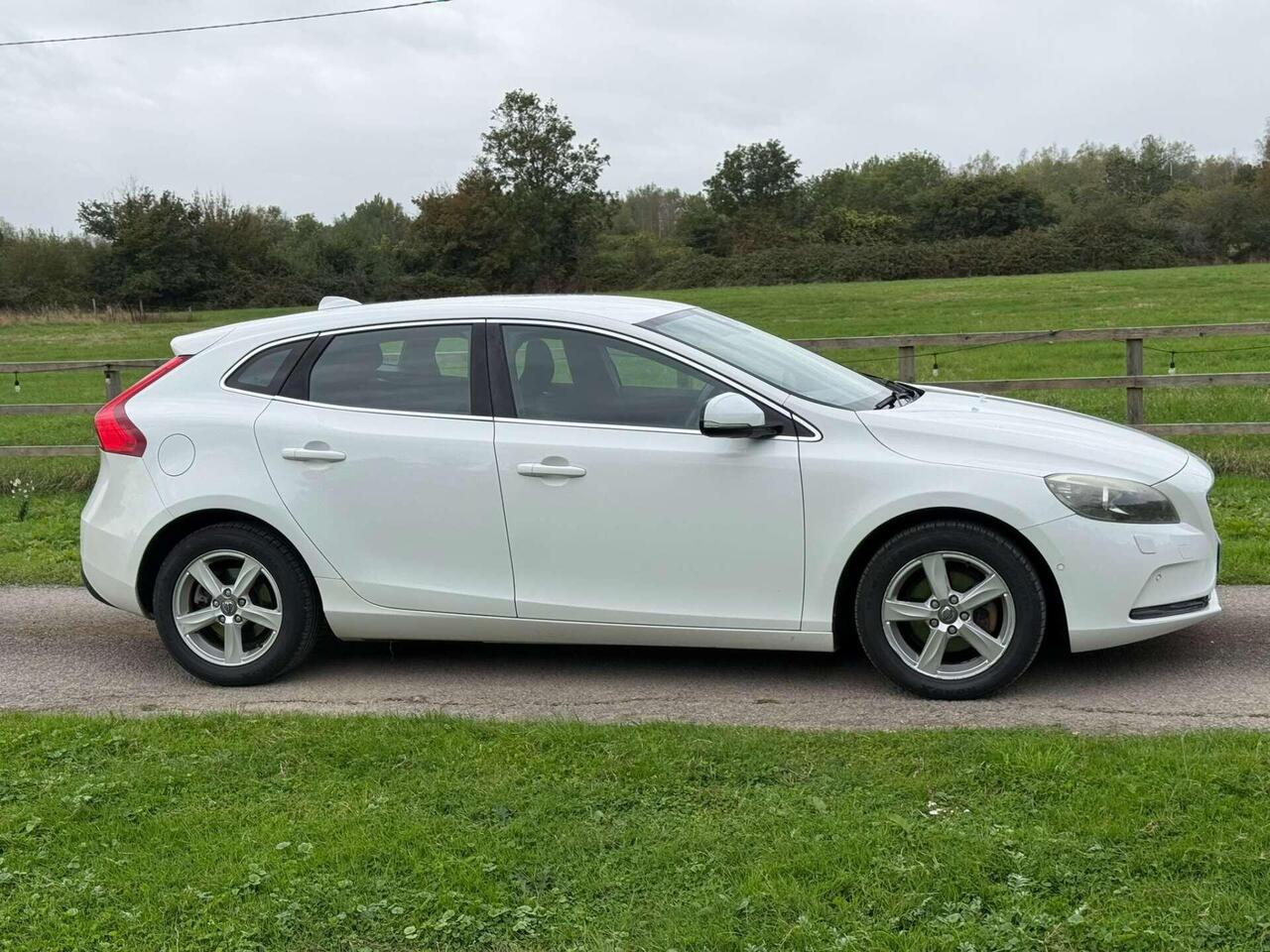Volvo V40 — photo 9