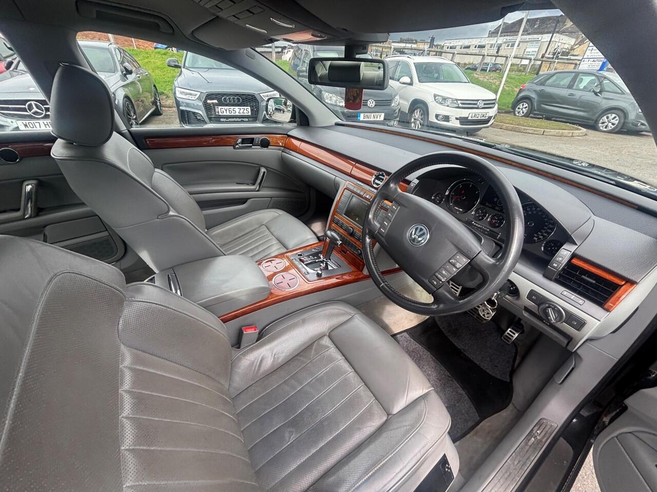 Volkswagen Phaeton — photo 13
