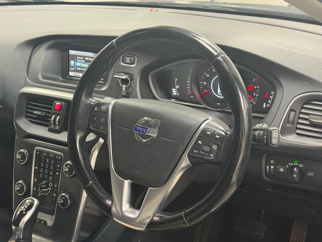 Volvo V40 Cross Country — photo 22