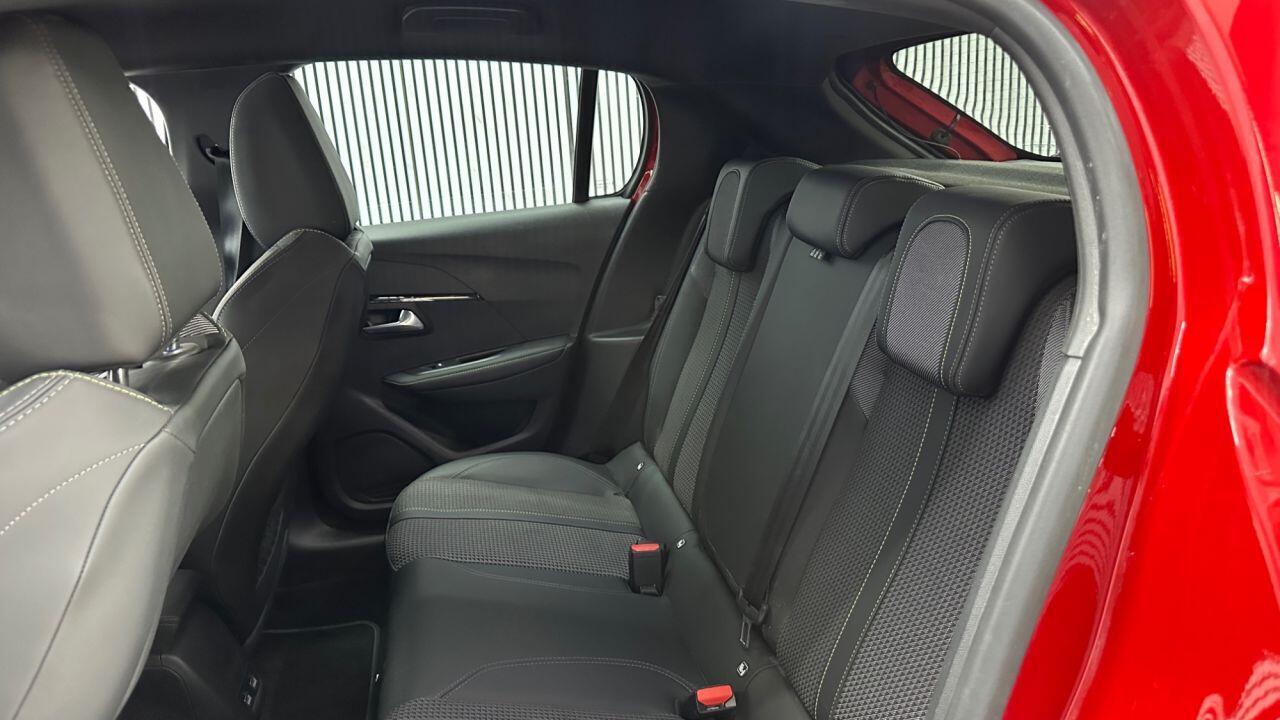 Peugeot 208 — photo 21