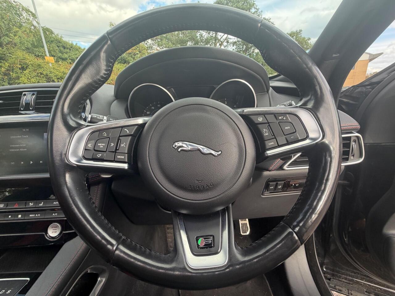 Jaguar F-PACE — photo 19