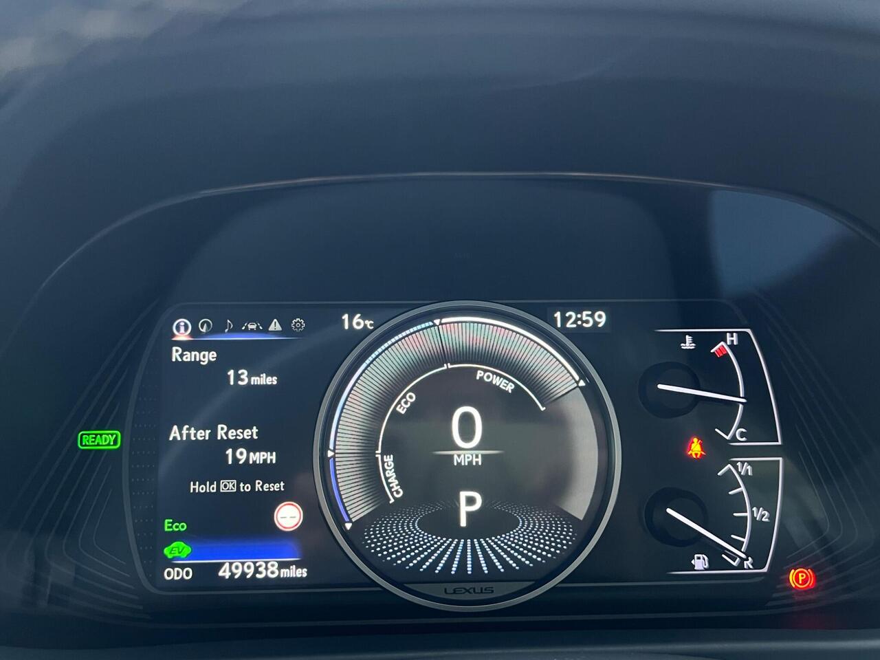 Lexus UX — photo 5