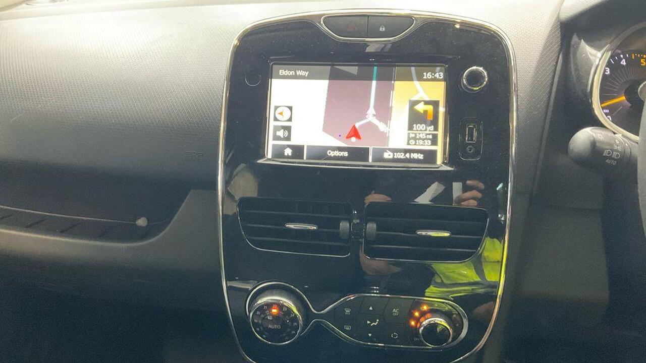 Renault Clio — photo 14