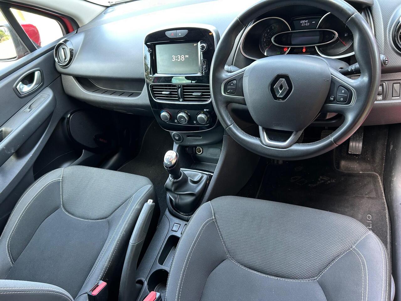 Renault Clio — photo 11