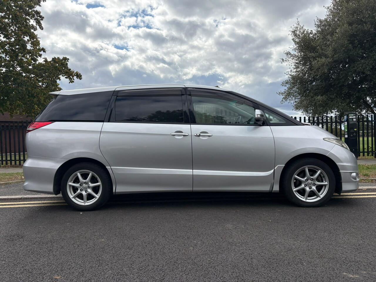 Toyota Estima — photo 12