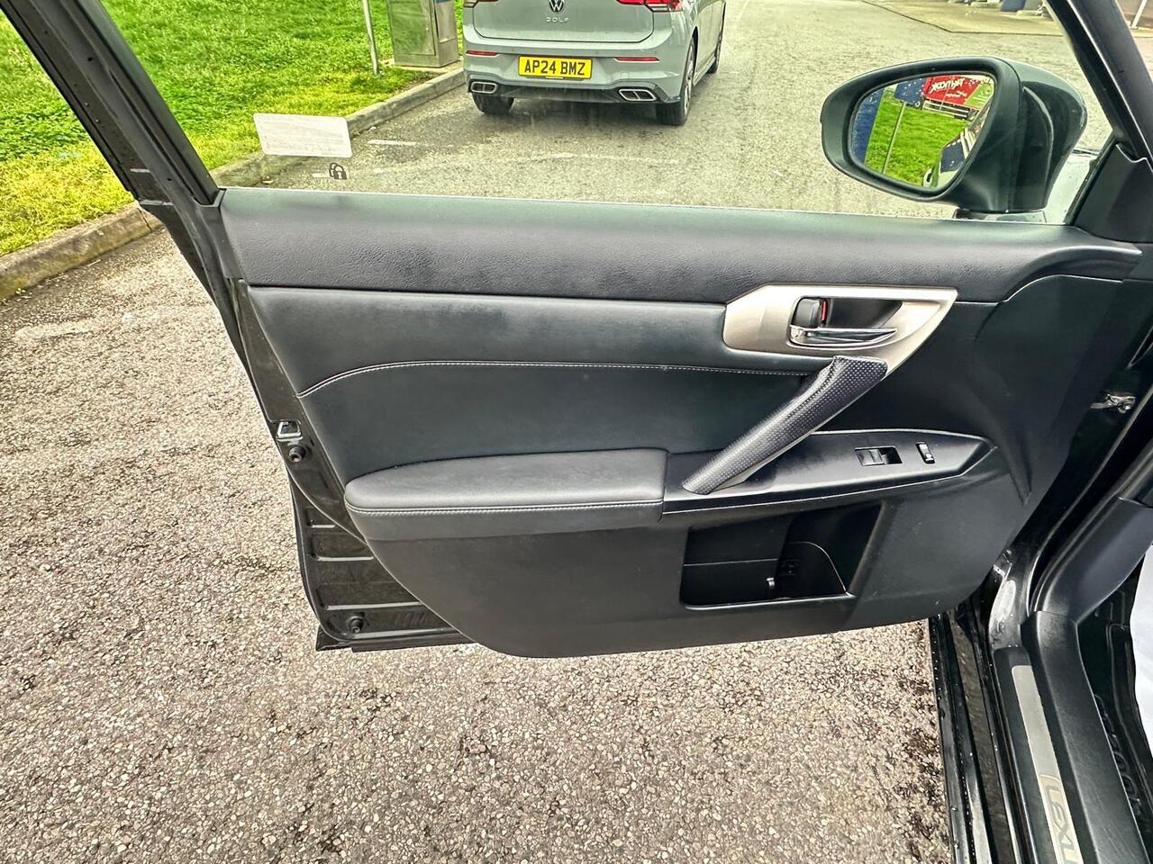 Lexus CT — photo 31