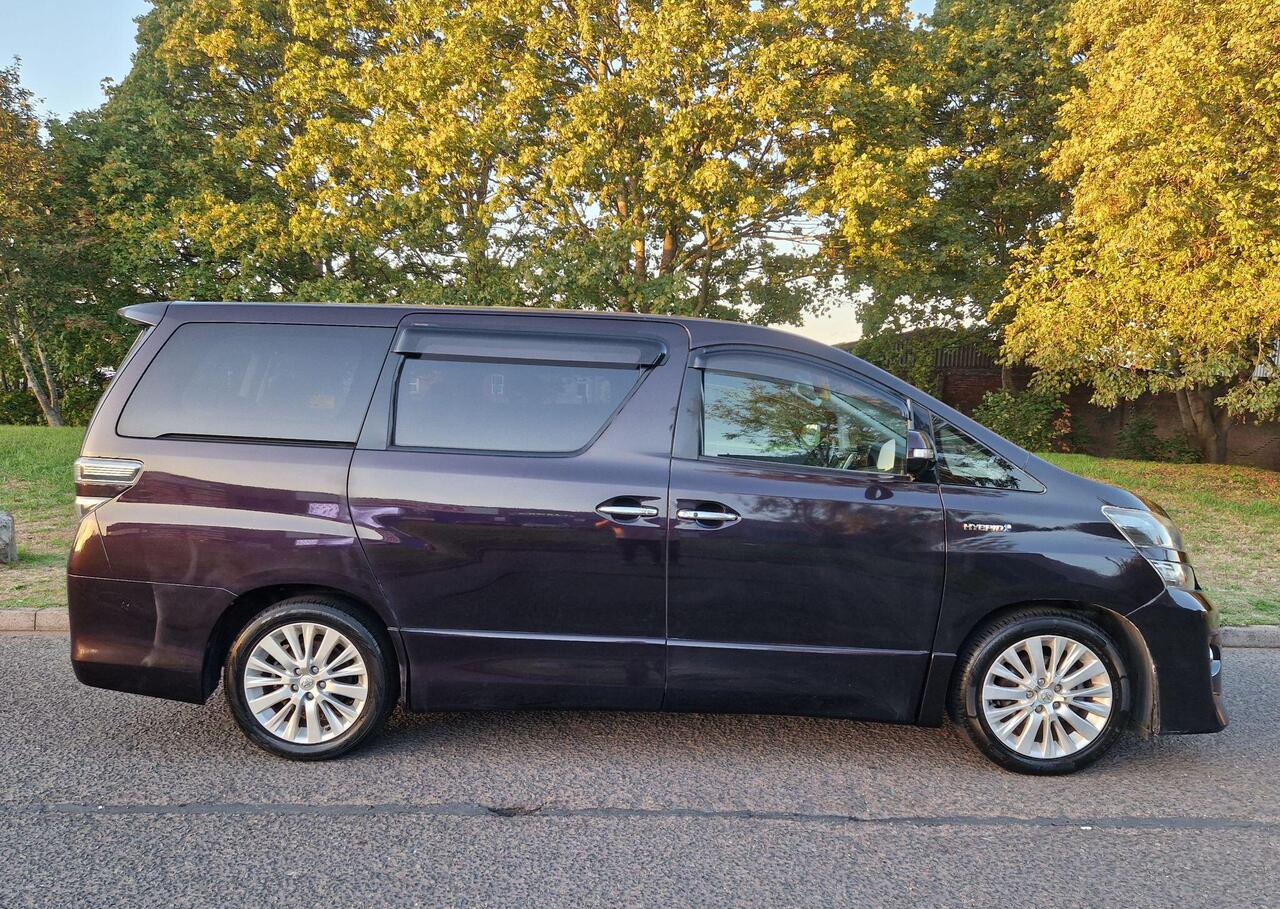 Toyota Vellfire — photo 10