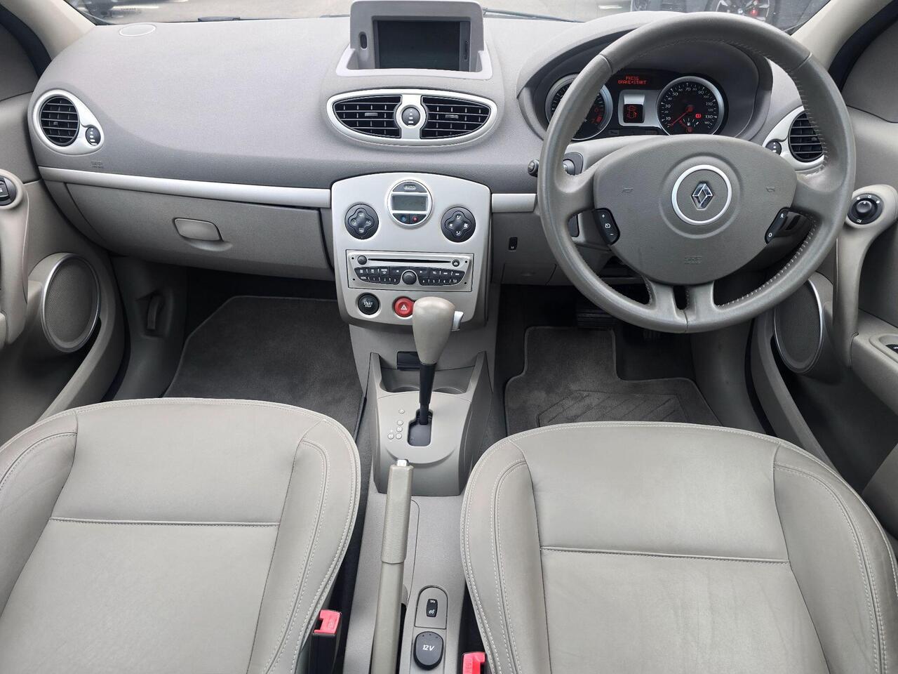 Renault Clio — photo 16