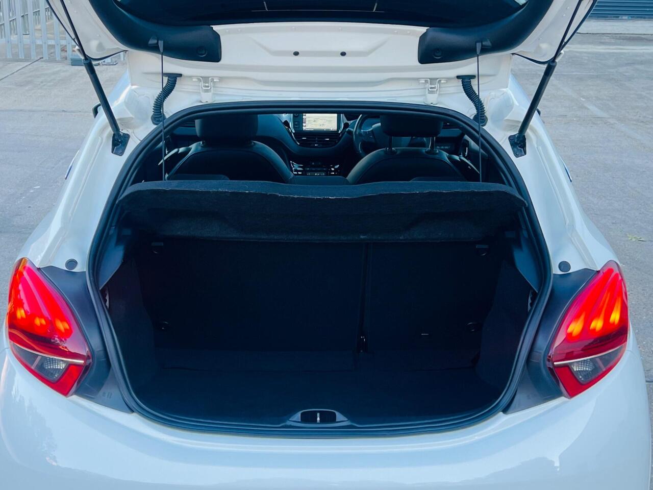 Peugeot 208 — photo 26