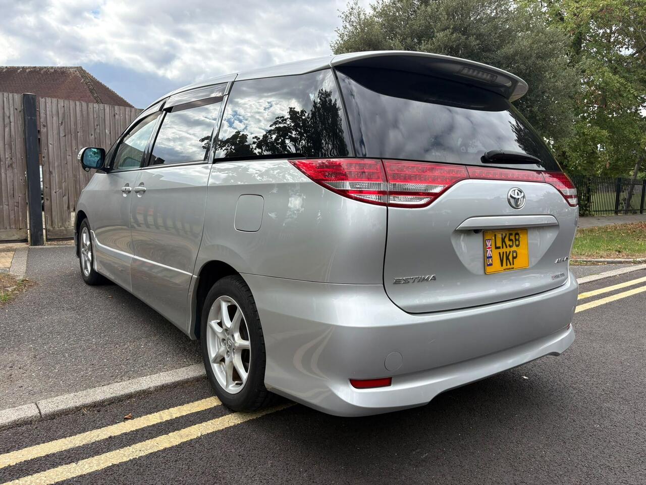 Toyota Estima — photo 4