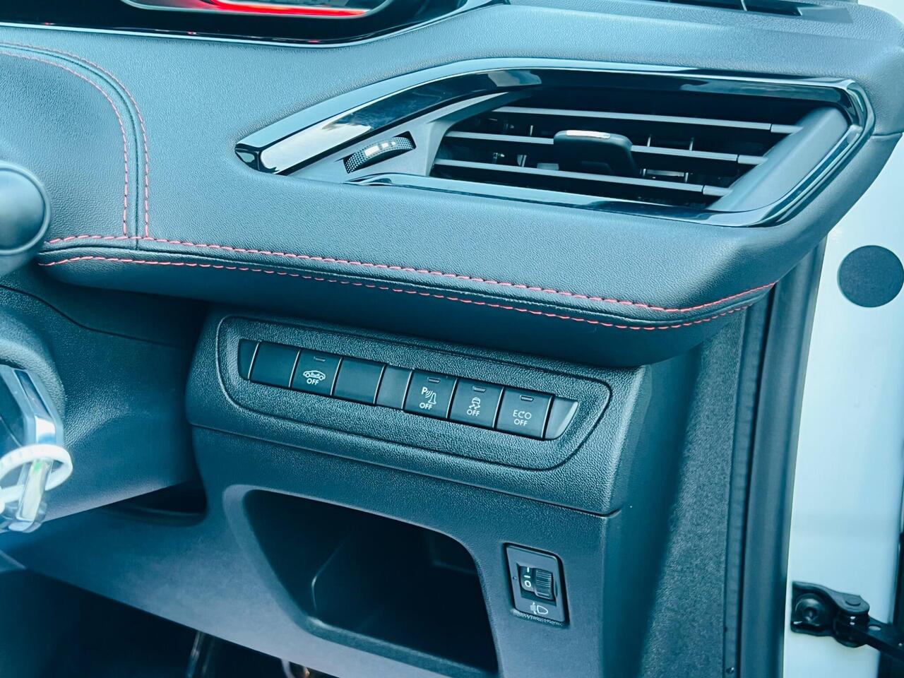 Peugeot 208 — photo 33
