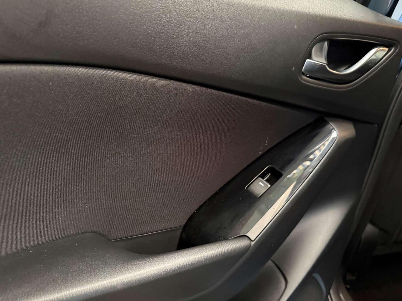 Mazda Mazda3 — photo 40