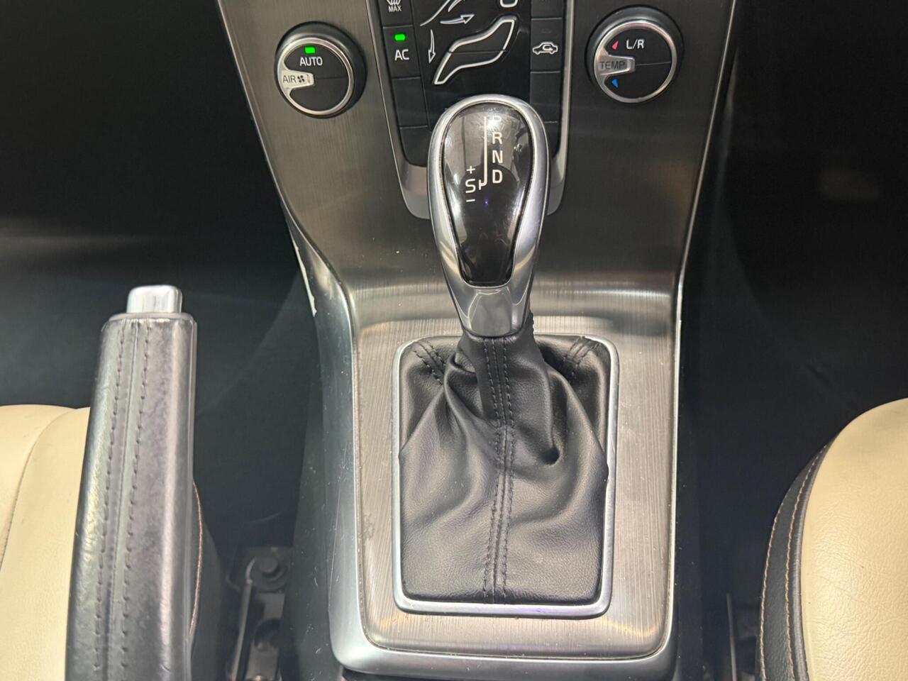 Volvo V40 Cross Country — photo 30