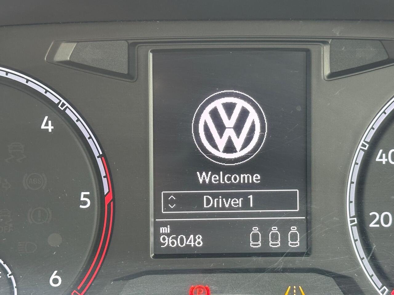 Volkswagen T-Roc — photo 32