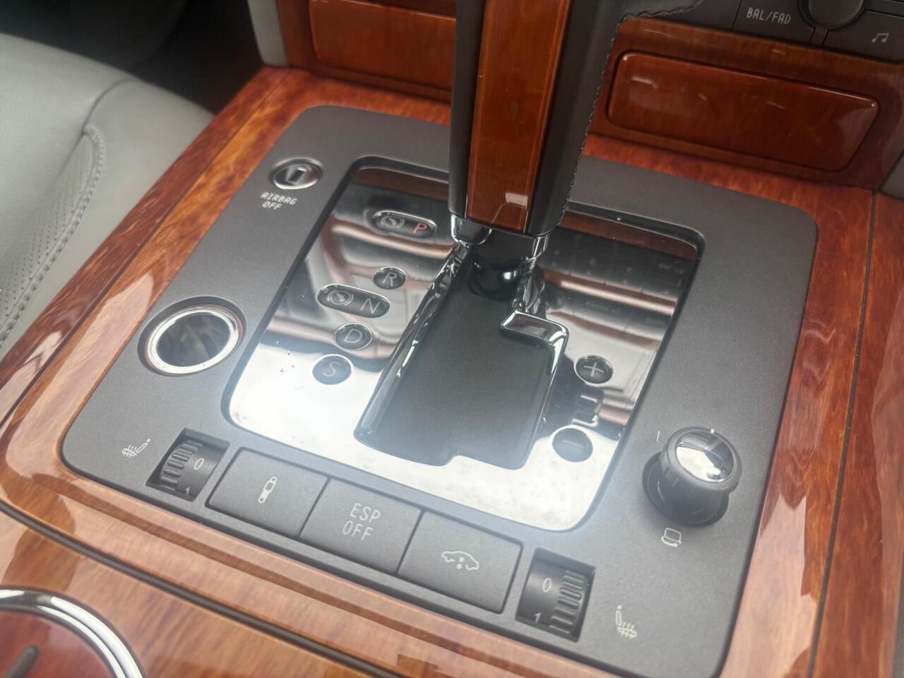 Volkswagen Phaeton — photo 19