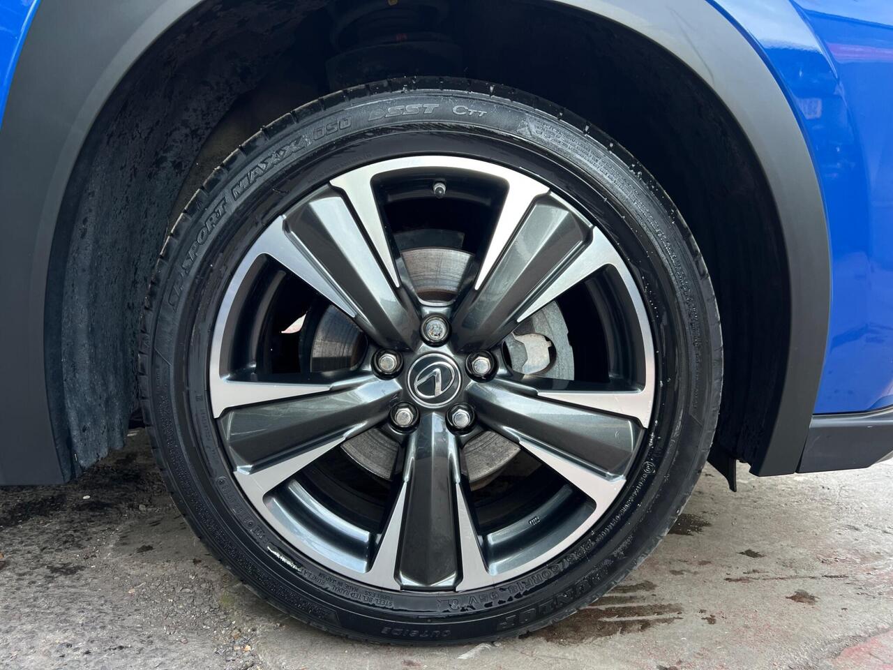 Lexus UX — photo 17