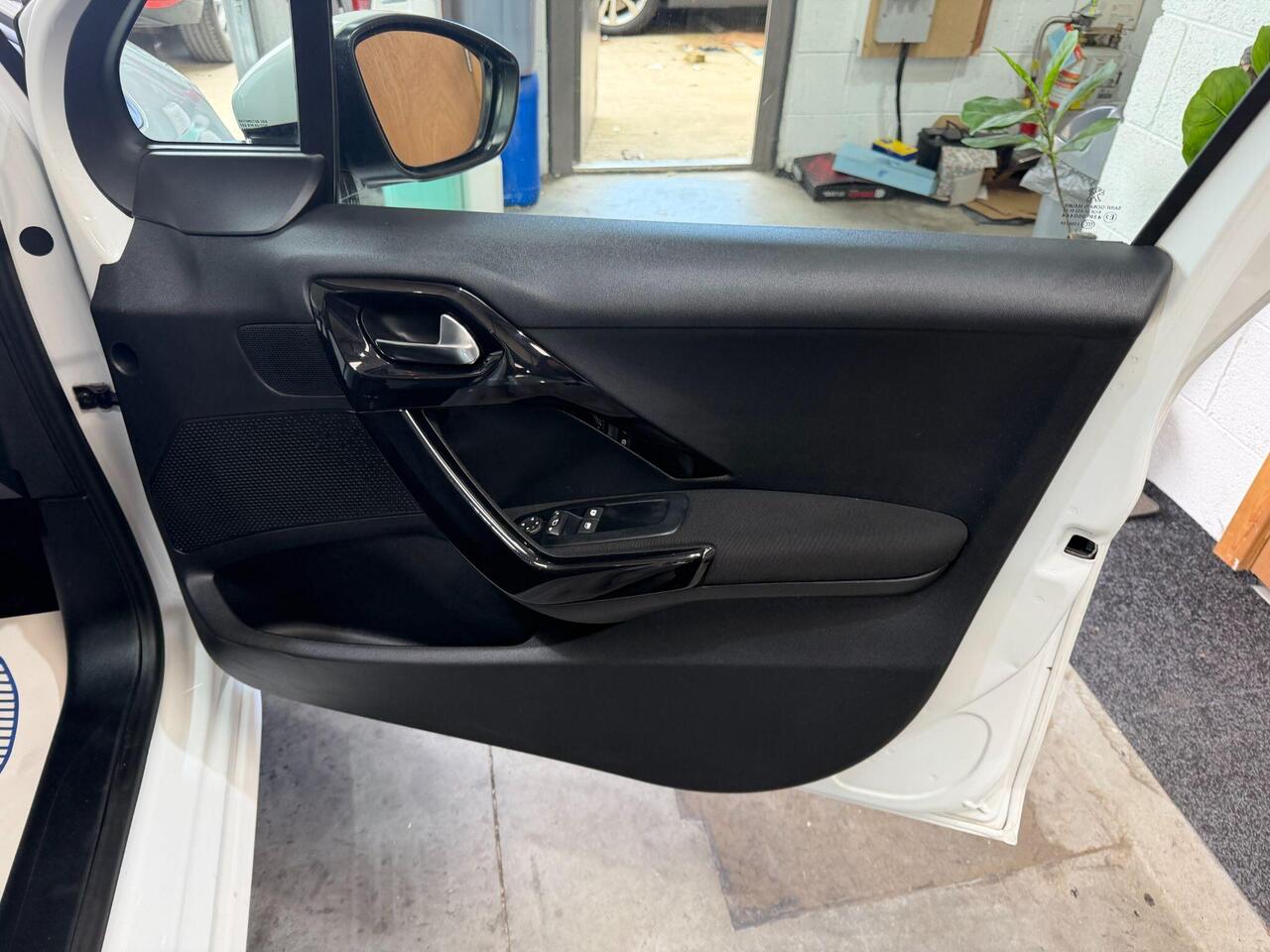 Peugeot 208 — photo 48