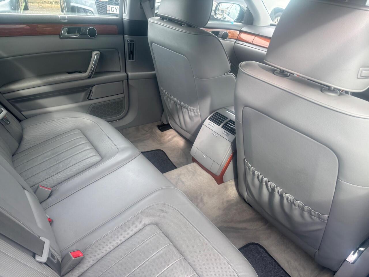 Volkswagen Phaeton — photo 18
