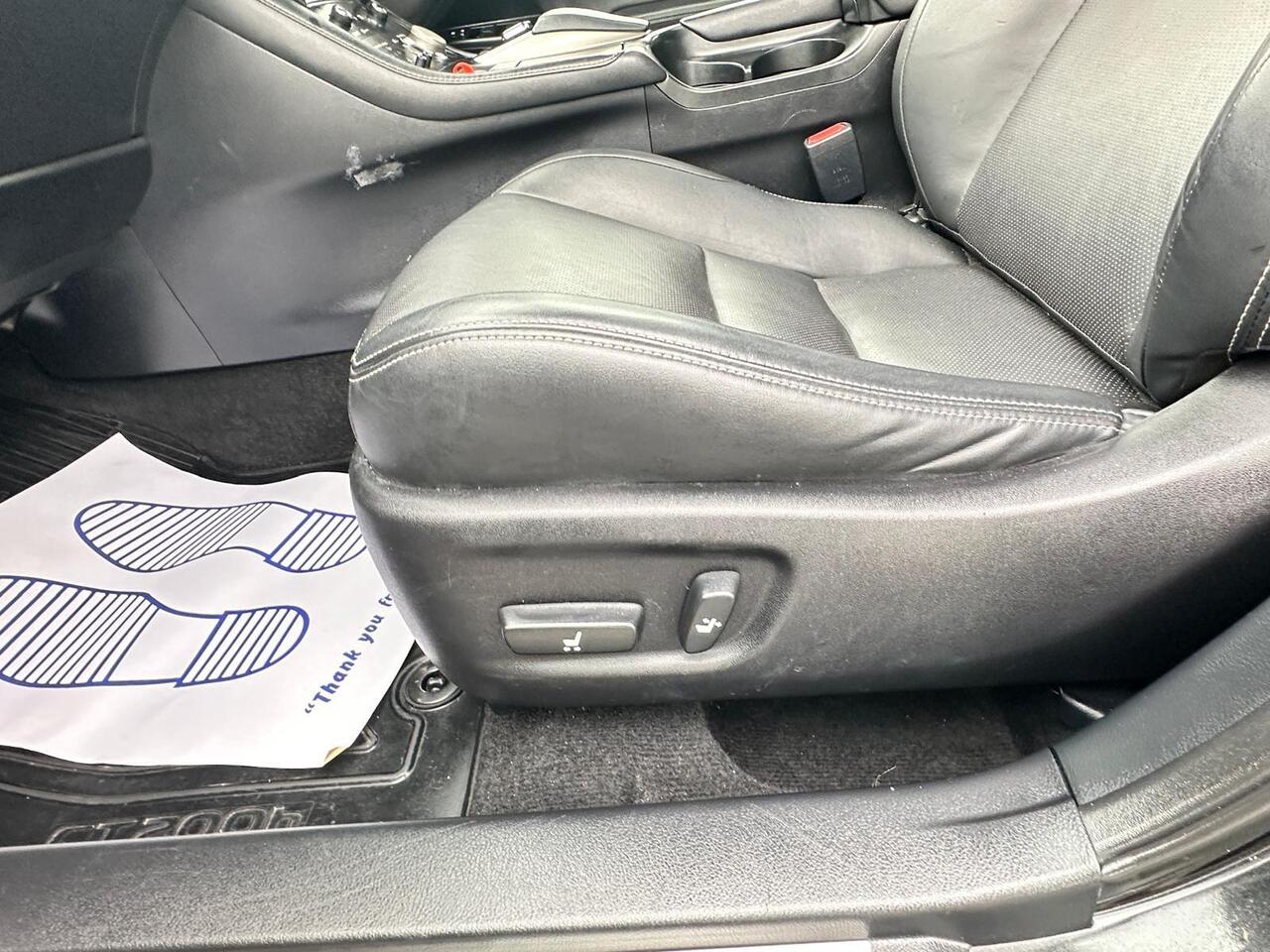 Lexus CT — photo 46