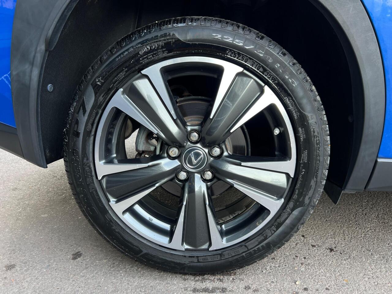 Lexus UX — photo 16
