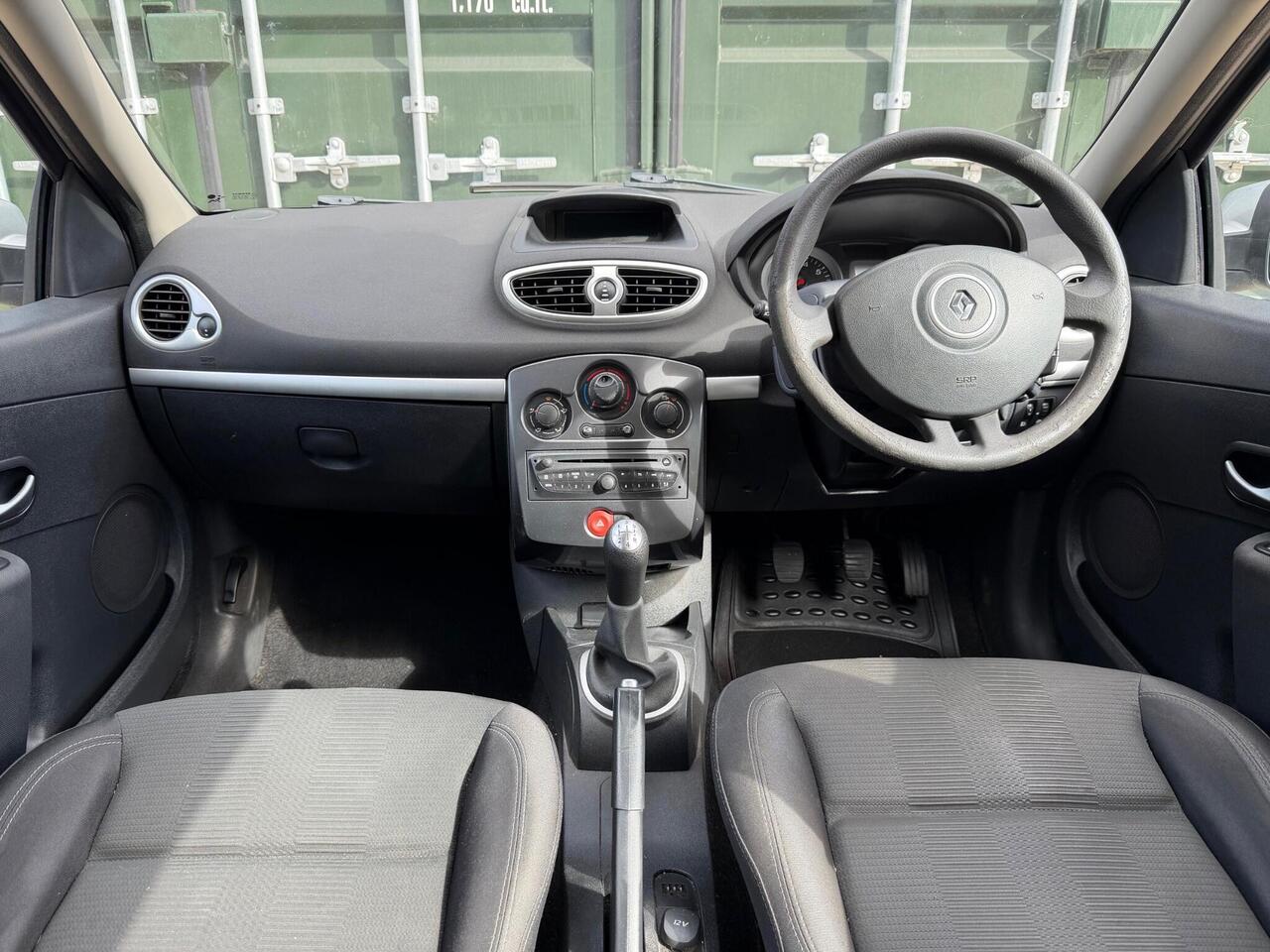 Renault Clio — photo 7