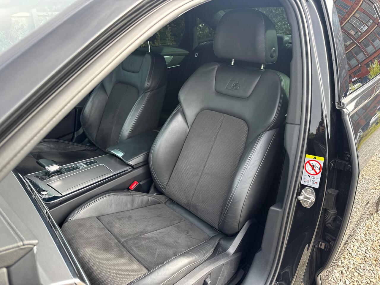 Audi A6 Saloon — photo 22