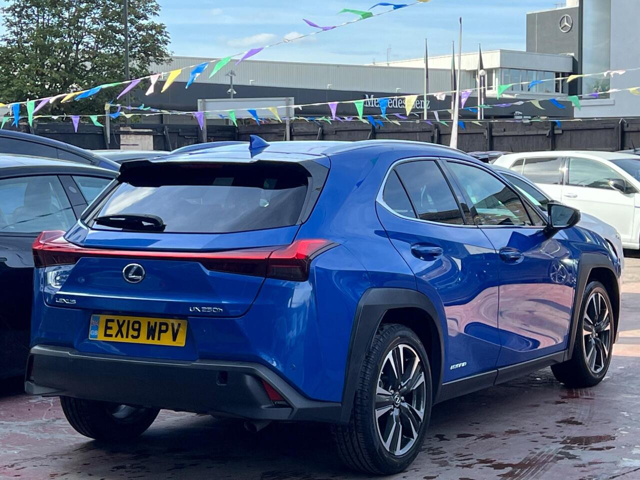 Lexus UX — photo 8