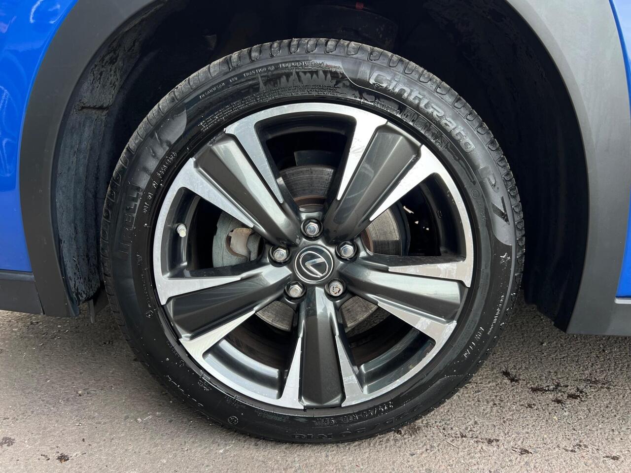 Lexus UX — photo 14