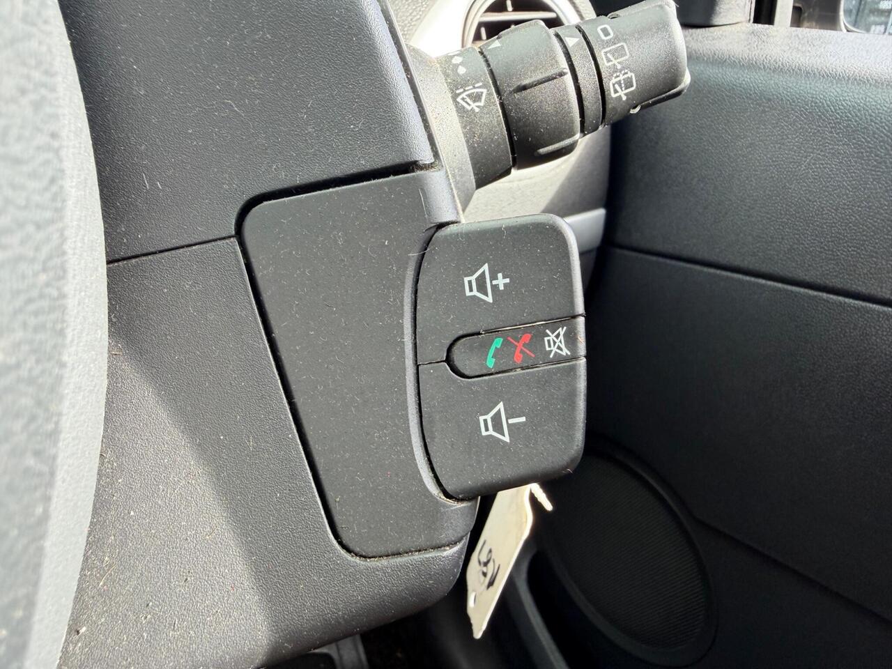 Renault Clio — photo 22