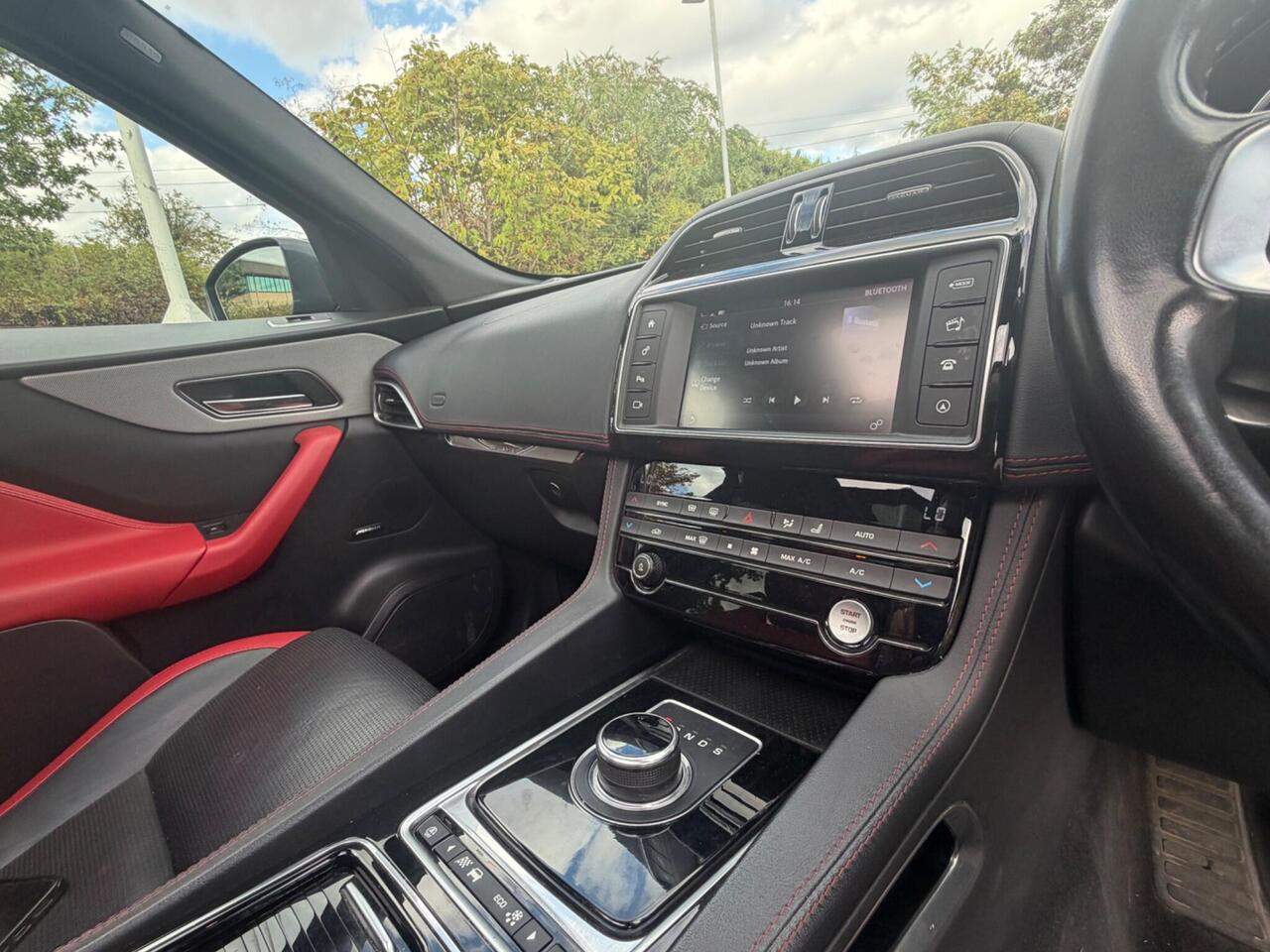 Jaguar F-PACE — photo 9