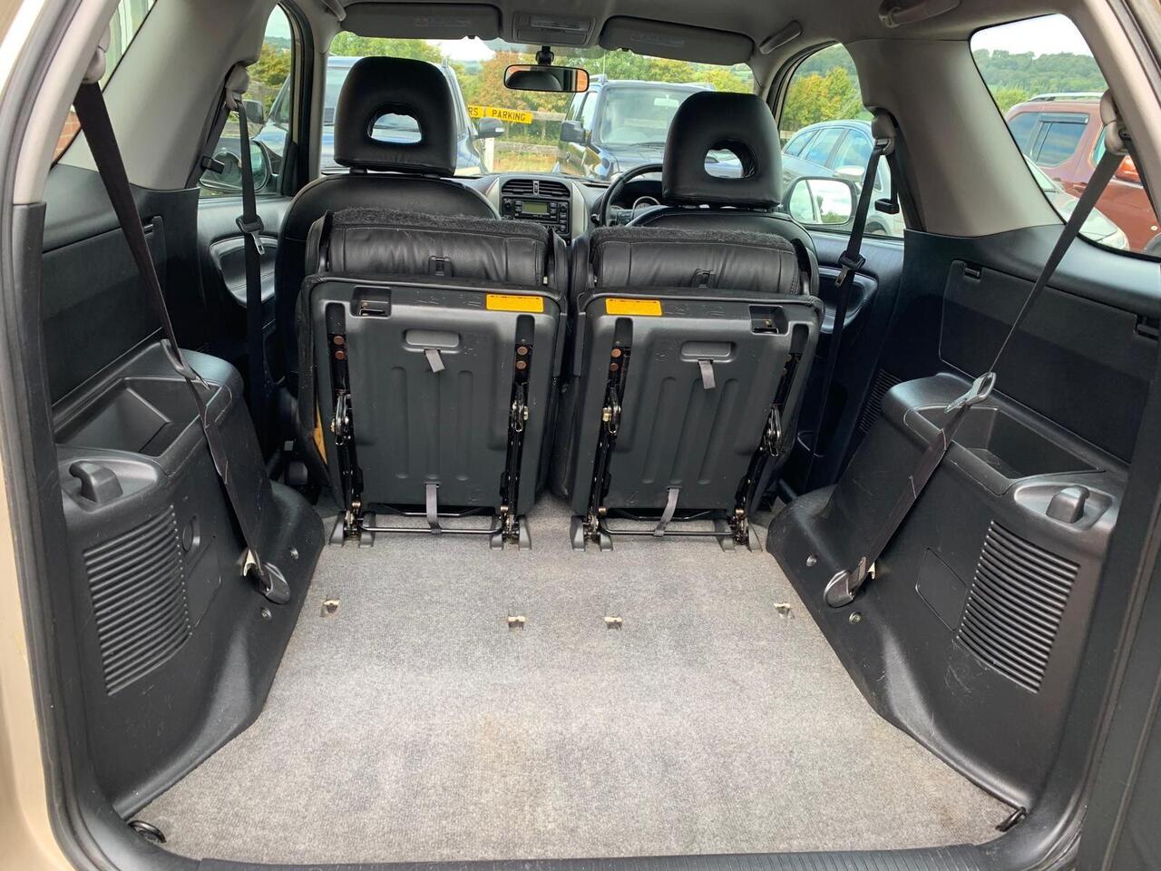 Toyota RAV4 — photo 21