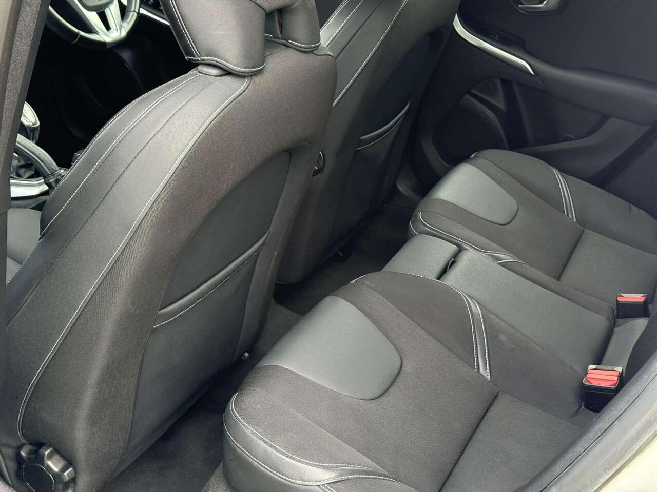 Volvo V40 — photo 18